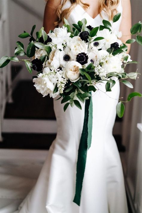 Black Wedding Flowers, Anemone Bouquet, Black And White Wedding Theme, White Wedding Theme, Green Wedding Colors, Boda Mexicana, White Wedding Bouquets, Gardens Wedding, Black White Wedding