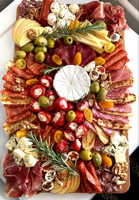 Massive Charcuterie Board, Birthday Catering Ideas, Mini Charcuterie Board, Charcuterie Appetizers, Antipasto Platter, Party Food Buffet, Catering Ideas Food, Charcuterie Inspiration, Party Food Platters