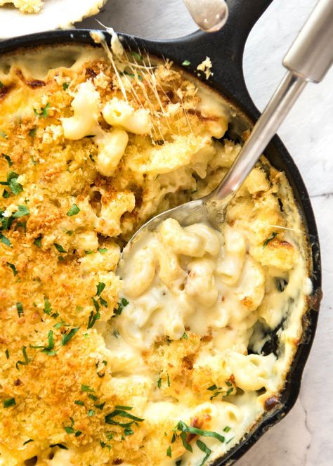 THE Baked Mac and Cheese recipe. An insane cheesy sauce, perfectly cooked macaroni and a golden, buttery, crunchy topping. The ultimate comfort food. Best Mac N Cheese Recipe, Baked Mac And Cheese Recipe, Bake Mac And Cheese, Macaroni Cheese Recipes, Rustic Bowl, Recipetin Eats, Recipe Tin, Baked Mac N Cheese, Baked Macaroni