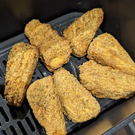 🍗 Chicken tenders 🍗 We love a fake chicken nugget/goujon/tender in this house so obviously had to try these. They're quite a different shape to the picture on the packet - a lot chunkier, not that that's a bad thing! I airfried them so they were super crispy but still soft and juicy on the inside. 🛒 @this.uk at @sainsburys Fake Chicken, Chicken Nugget, In This House, Chicken Nuggets, Chicken Tenders, Different Shapes, A Bad, Love A, Vegan Recipes