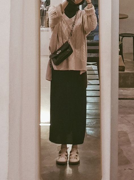 #skirt #sweater #rajut #innerpashmina #sligbag #docmart #rok #span #cafe #coffeeshop #mirror #outfit #ootd #hitam #black #outfitcheck Ootd Rok Skirt, Span Skirt Outfit, Outfit Rok Hitam, Ootd Sweater Rajut Hijab, Black Skirt Hijab Outfit, Black Skirt Outfit Hijab, Sweater Rajut Outfits Hijab, Cream Outfit Hijab, Mix And Match Outfits Hijab Casual