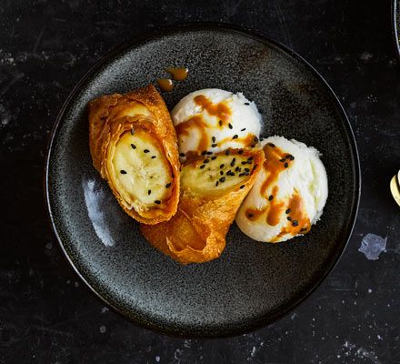 Try a sweet, sesame twist on the classic spring roll and serve up this toffee and banana dessert with cool coconut ice cream and crispy pastry Banana Ideas, Banana Spring Rolls, Gourmet Food Plating, Won Ton, Spring Roll Recipe, Coconut Ice, Healthy Meals For One, Appetizer Dishes, Bbc Food