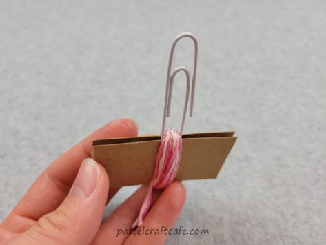 Tassel Paperclip Bookmark | DIY Tutorial - Pastel Craft Cafe Paperclip Heart Bookmarks, Jumbo Paper Clip Bookmarks, Cute Paperclips Diy, Diy Chip Clips, Cute Paperclips, Paperclip Bookmarks Diy, Paper Clip Bookmarks Diy, Origami Bookmark Tutorial, Twine Jewelry