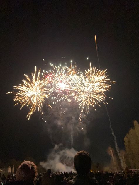 Firework Night Aesthetic, November Aesthetic Month, School Events Aesthetic, Bombfire Night, Bonfire Night Aesthetic, Bonfire Night Pictures, Bonfire Night Guy Fawkes, Bonfire Aesthetic, Halloween Uk