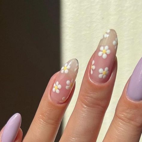 Milica Maslan - Artdecom on Instagram: "Fully ready to embrace pastels and florals 🌸🌺🌼 . #nails #nailart #nailstyle #gelnails #gelmani #nailinspo #biab #biabnails #springinspo #springnails" Flower Medium Nails, Daisy Print Nails, Nail Art Designs Daisy, Flower Nails Daisy, Nail Design Flower Simple, Daisies Nail Designs, Dasie Flower Nails, Clear Nails With Daisies, Clear Nail With Flower