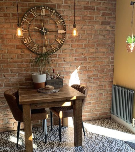 Red Brick Dining Room, Brick Wall Dining Room Ideas, Interior Red Brick Wall, Dining Room Brick Wall, Red Brick Wall Living Room, Brick Wallpaper Dining Room, Unit Decor Ideas, Red Brick Wall Interior, Wooden Dining Table Brick Wall