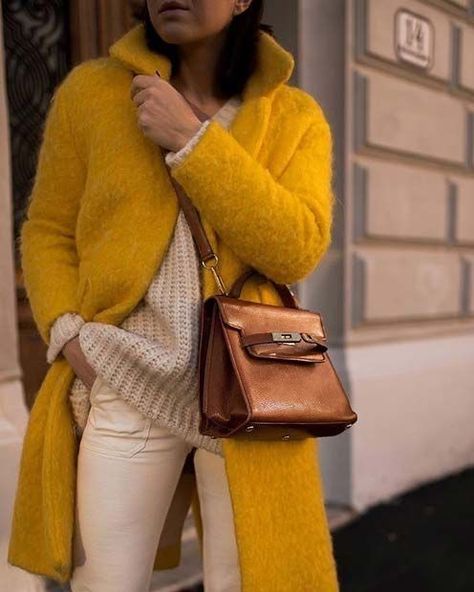 Casual Chic Outfits, Yellow Clothes, Yellow Coat, Blogger Outfits, Moda Chic, Winter Trends, Coat Outfits, Winter Mode, Fashion Winter