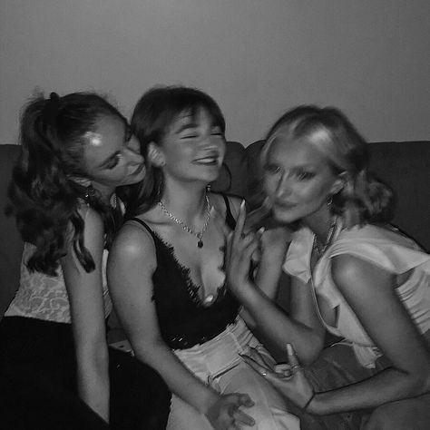 3 Friends Pictures Ideas, 3 Best Friends Photos, Photo For 3 Friends, 3 Girls Friendship Aesthetic, Trio Girls Squad Aesthetic, Trio Asethic, 4 Girls Aesthetic, 3 Best Friend Pictures, Girls Group Aesthetic