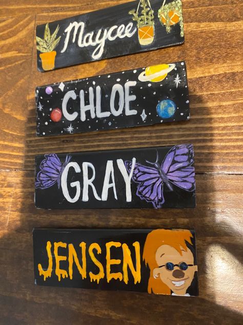 Cute Name Tags For School Aesthetic, Nametag Ideas Aesthetic, Aesthetic Name Tags For School, Name Tags Ideas For Work, Name Tag Ideas For School, Work Name Tags Ideas, Starbucks Name Tags Ideas, Nametag Aesthetic Design, Name Tag Design Aesthetic