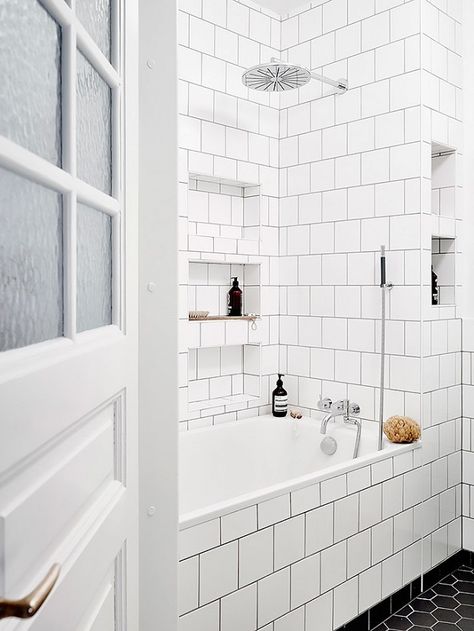 Bathroom with white square subway tile, and a black hexagonal tiled floor Minimalist Bathroom Inspiration, White Square Tiles, Mini Bad, Coco Lapine Design, Scandinavian Bathroom, Bad Inspiration, Scandinavian Style Interior, Tile Flooring, Square Tile