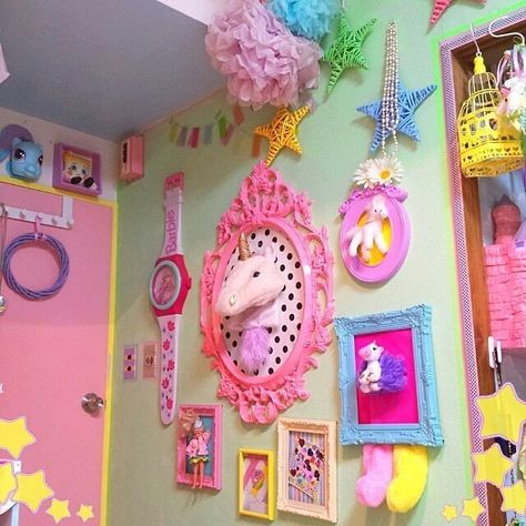 Pastel Frames On Wall, Queen Bathroom, Pastel Kids Room, Yt Ideas, Colorful Room Decor, Dopamine Decor, Rainbow Room, Home Decor Ideas Living Room, Pastel Room