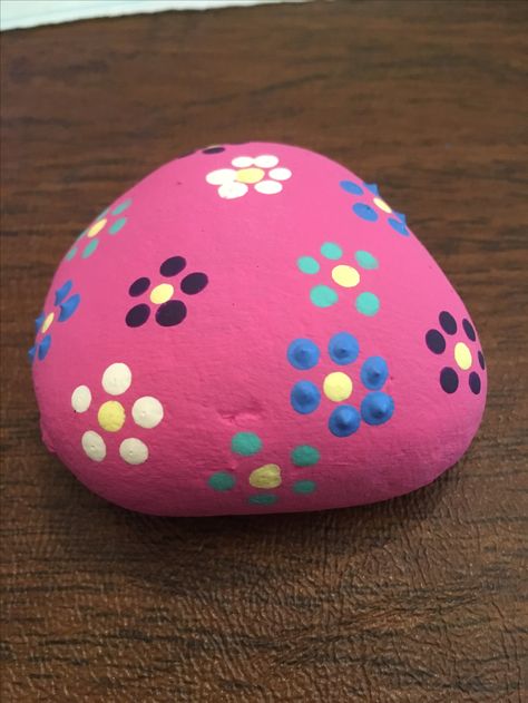 Floral dotted painted rock Rock Painting Ideas Dots Easy, Pebbles Painting, Flower Rocks, Rock Flowers, Diy Rock Art, Summer Camp Crafts, Rock Painting Ideas, Painted Rocks Craft, Painted Rocks Diy