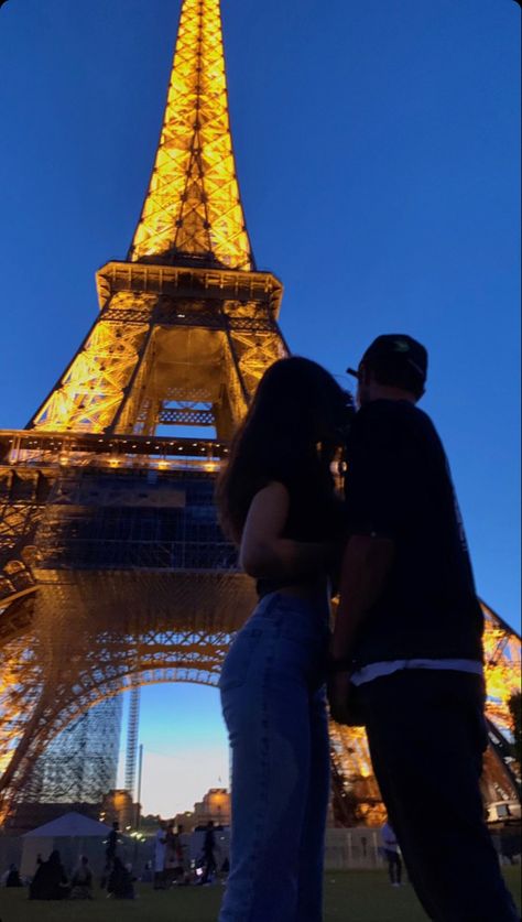 Jasper Vale By Devney Perry, Couple Pictures In Paris, Couples Paris Aesthetic, Cute Couple Pics In Paris, Eloise Eden, Paris Couple Pictures Romantic, Eiffel Tower Aesthetic Night Couple, Dream Bf, Devney Perry