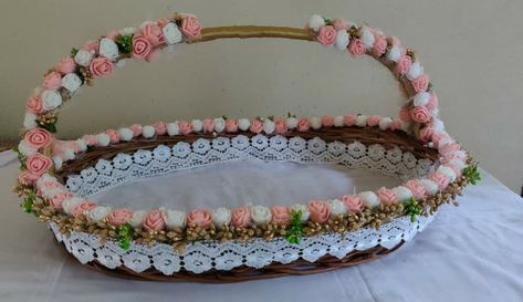 Customised baptism basket decorations, baptism decoration Wedding Affordable, Baptism Decorations, Baptism Ideas, Wedding Gifts Packaging, Wedding Design Decoration, Baptism Cake, Basket Design, Affordable Wedding, Affordable Gifts