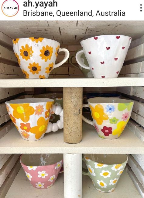 Retro Pottery Painting Ideas, East Pottery Painting Ideas, Pintar Tazas Ceramica Ideas, Ceramic Cup Painting Ideas, Ceramic Pinch Pots, Ceramic Cafe, Diy Pottery Painting, Color Me Mine, Painted Pots Diy