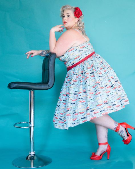 Plus size pinup photoshoot Plus Size Pinup Poses, Plus Size Pin Up, Pose Reference Plus Size, Plus Sized Poses, Plus Size Pose Reference, Plus Size Reference, Plus Size Modeling Poses, Short And Curvy Outfits, Plus Size Poses