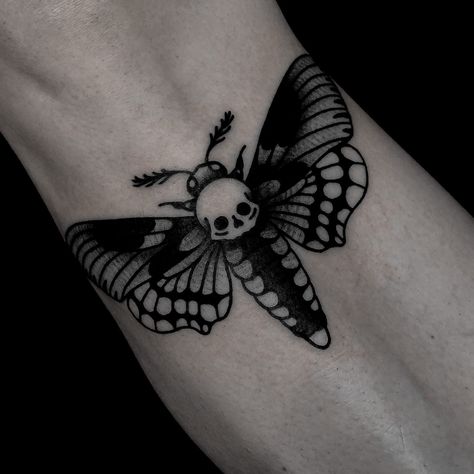 Deaths head hawk moth tattoo by satanischepferde #erfurt #moth #mothtattoo #traditional #insect #knee #dark #darkart #skull #small #blackwork #blackandgrey #boldlines | By satanischepferde | Done at Bodylanguage Tattoostudio | Oct 2nd 2020 | 1454027 Black And White Moth Tattoo, White Moth Tattoo, Black Moth Tattoo, Black And White Moth, Traditional Moth, Traditional Moth Tattoo, White Moth, Tato Tradisional, Moth Tattoo Design