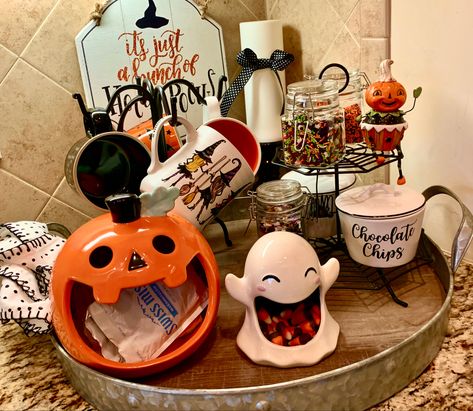 Halloween Hot Cocoa Bar Ideas, Halloween Cocoa Bar, Halloween Hot Cocoa Bar, Fall Hot Cocoa Bar, Halloween Hot Chocolate Bar, Stocktank Pool Ideas, Drink Themes, Bathroom Ideas Coastal, Halloween Eats