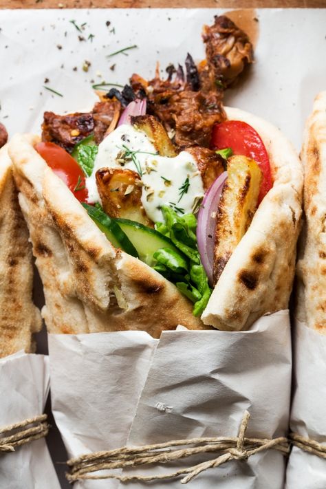 Vegan gyros Vegan Gyros Recipe, Vegan Gyros, Tzatziki Recipe, Lazy Cat Kitchen, Sommer Mad, Gyro Recipe, Jackfruit Recipes, Cat Kitchen, Meat And Vegetables