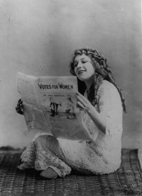 Mary Pickford, The Floor, Newspaper, A Woman, Black And White, Reading, White, Black