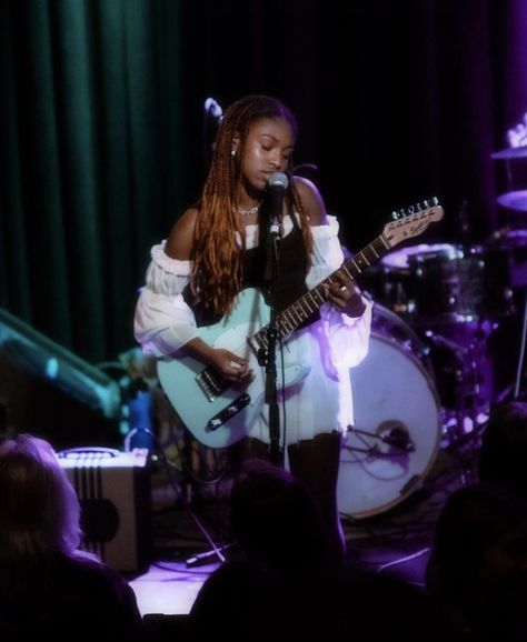 Band Dr Face Claims, Sitting Guitar Pose, Black Singers Woman, Black Singers Aesthetic, Woman Singing Aesthetic, Black Singer Aesthetic Stage, Singing Aesthetic Black Woman, Black Musician Aesthetic, Band Vision Board