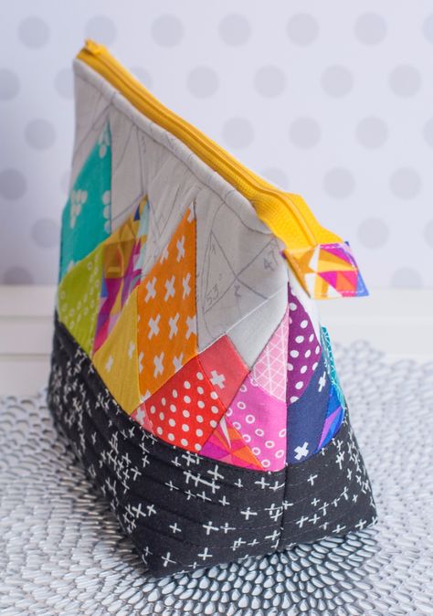 Best Quilting Projects for DIY Gifts - Rainbow Rays Quilt Block - Things You Can Quilt and Sew for Friends, Family and Christmas Gift Ideas - Easy and Quick Quilting Patterns for Presents To Give At Holidays, Birthdays and Baby Gifts. Step by Step Tutorials and Instructions http://diyjoy.com/quilting-projects-diy-gifts Quilt Block Patterns Free, Quilted Gifts, Quilt Block Pattern, Paper Piecing Quilts, Paper Piecing Patterns, Foundation Paper Piecing, Patchwork Bags, Purse Patterns, Sewing Gifts