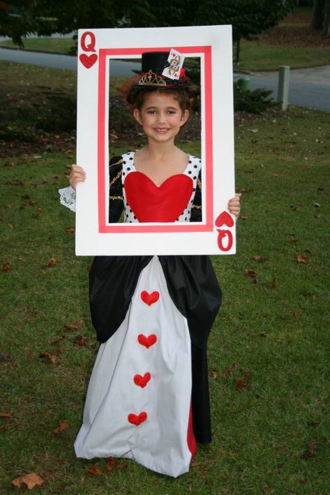 Queen Of Hearts Trunk Or Treat Ideas, Queen Of Hearts Trunk Or Treat, Queen Of Hearts Birthday Party Ideas, Queen Of Hearts Decorations, Queen Of Hearts Party, Disneyland Ideas, Valentines Photo Booth, Red Birthday Party, Heart Picture Frame