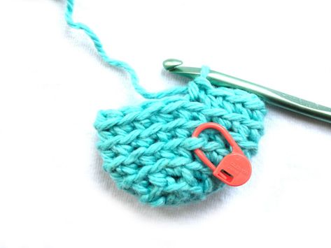 Using a locking stitch marker for counting rounds Crochet Stitch Markers, Amigurumi Tutorial, Stitch Marker, Unique Diy Gifts, Crochet Stitches Tutorial, Crochet Instructions, Crochet Round, Crochet Stitch, Love Crochet