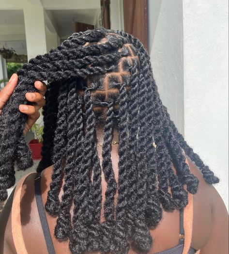 A beautiful protective style that can be achieved with locs or not ❤️ Poc References, Invisible Locks, Fresh Braids, Invisible Locs, Blue Press On Nails, Nails Abstract, Long Coffin Nails, Nails Birthday, Black Glue