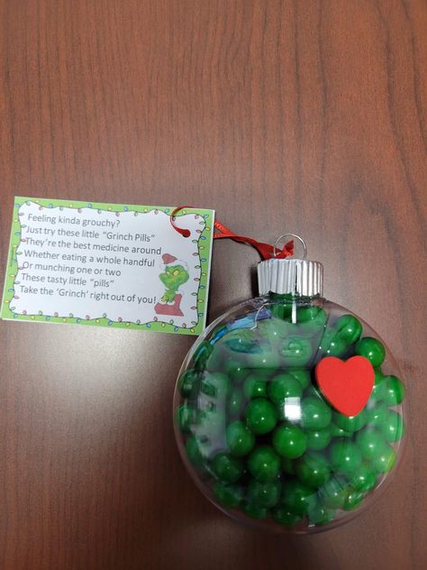 Grinch Pills, Christmas Party Treats, Grinch Christmas Party, Grinch Party, Christmas Treat Bags, Grinch Christmas Decorations, Grinch Ornaments, Christmas Crafts For Gifts, Preschool Christmas