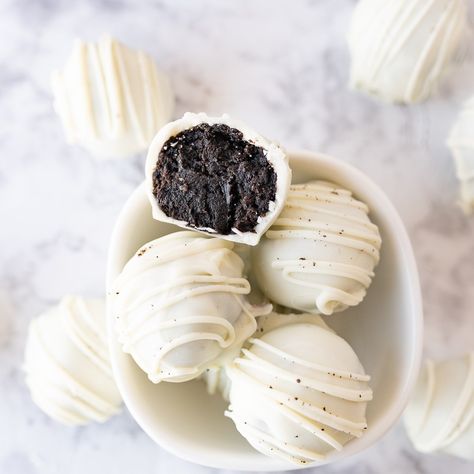 Oreo balls are delicious truffles made with just 3 ingredients - Oreos, cream cheese, and white chocolate. The perfect treat to share! Oreo Cream Cheese Balls, Oreo Truffle Balls, Cream Cheese Balls, Oreo Cookie Truffles, Oreo Cookie Balls Recipe, Oreo Cake Balls, Oreo Cream Cheese, Recipes Using Cream Cheese, Truffle Balls