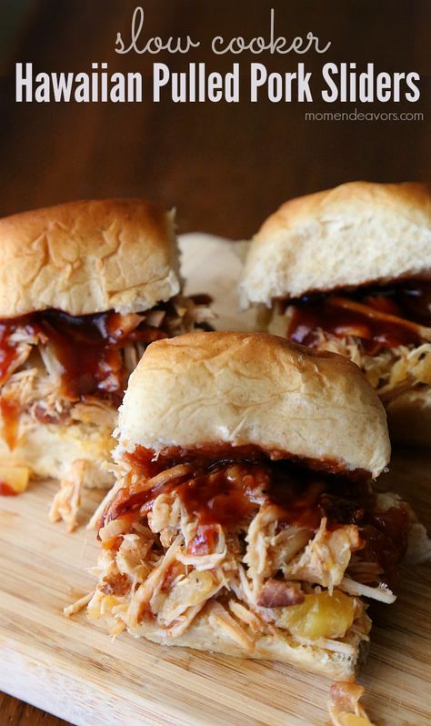 Sliders Pulled Pork, Hawaiian Pulled Pork Sliders, Pork Sliders Recipes, Hawaiian Pulled Pork, Sliders Recipes Hawaiian Rolls, Roll Sliders, Luau Party Food, Easy Slider Recipes, Hawaiian Roll Sliders