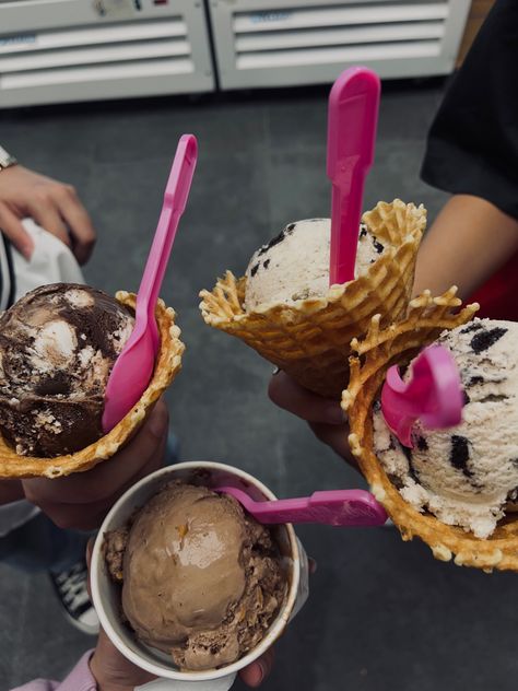 Baskin Robbins Ice Cream Aesthetic, Baskin Robbins Ice Cream Snapchat, Night Ice Cream Snap, Baskin Robbins Aesthetic, Ice Cream Baskin Robbins, Snapchat Ideas Story, Br Ice Cream, Baskin Robins, Baskin Robbins Ice Cream