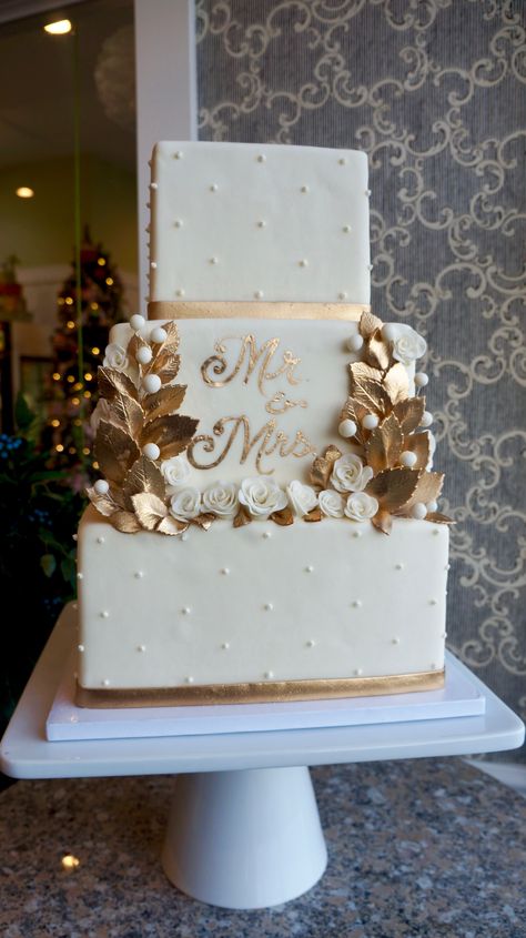 3 Tier Square Wedding Cake, Winter Wonderland Wedding Cakes, White And Gold Wedding Cake, 3 Tier Wedding Cake, Christmas Wedding Cakes, 3 Tier Wedding Cakes, Square Wedding Cakes, Floral Wreath Wedding, Fondant Wedding Cakes