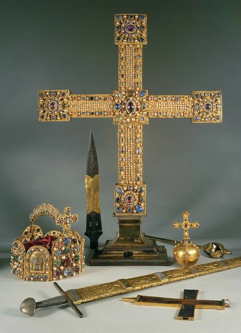 Crucifix Art, Byzantine Gold, Imperial Crown, Holy Roman Empire, Royal Crowns, Historical Jewellery, 11th Century, Royal Jewels, European History