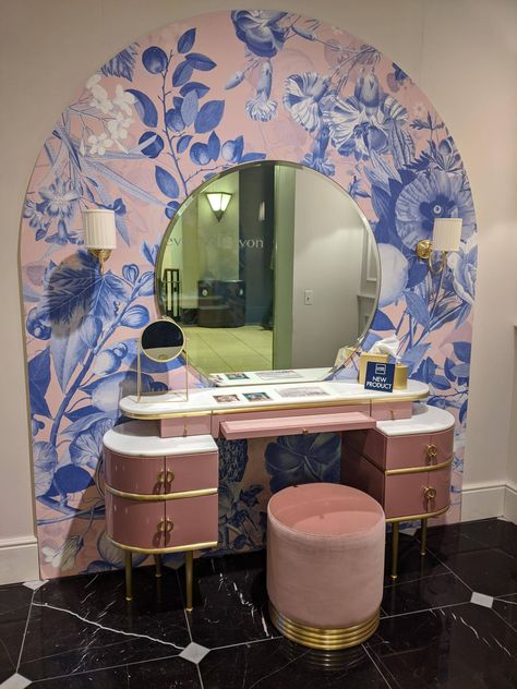 Vanity Art Deco, Retro Glam Interior Design, Blue And Pink Bedroom For Adults, Vintage Vanity Aesthetic, Retro Vanity, Art Deco Vanity, Art Deco Bedroom, Glam Room, Art Deco Furniture