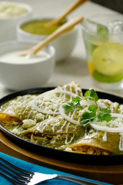 Las enchiladas son un platillo mexicano muy popular hecho a base de tortillas fritas rellenas de pollo servidas con salsa. En esta ocasión preparamos enchiladas verdes, servidas con queso fresco y cebolla. ¡Atrévete a probarlas! Food Enchiladas, Enchiladas Mexicanas, Enchiladas Suizas, Deli Food, Enchilada Recipes, Mexican Food Recipes Authentic, Dinner Dishes, Mexican Dishes, International Recipes