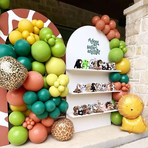 Coming at you hot this Monday with a wild party! 🦁 Carter's 3rd birthday was a wild success all thanks to the incredible talent of Libby Crawford! 🦓From balloons and safari themed decor to an adopt an animal station, this party looks like it was a huge hit! 🐅 Planner @the_partymom_ Balloons @the_balloondoctor Kids Table, pillows, rug and cake topper @party.animal.events Custom jeep cutout and giraffe print wrap @balloonsboutiquesa Bubble & Bounce @pwabounce Cookies, cake & cupcakes @birdbak... Adopt An Animal, Animal Party Decorations, Wild Party, Cookies Cake, Custom Jeep, Kids Table, Cake Cupcakes, Balloon Backdrop, Party Animal