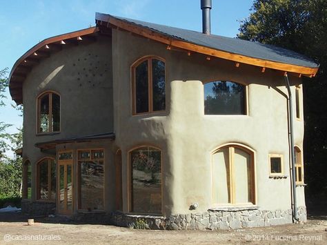 6 clay houses showing conversion of soil into sustainable habitats Clay Cottage, Cob House Plans, Casa Hobbit, Earth Bag Homes, Straw Bale House, Earthship Home, Mud House, Natural Homes, Adobe House