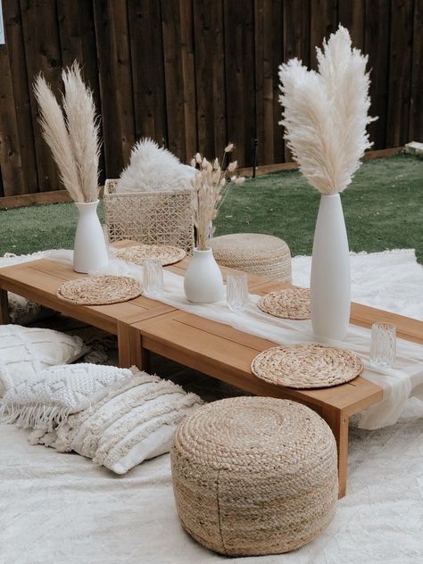 Picnic Party Decorations, Luxury Picnics, Picnic Planning, Backyard Dinner Party, Minimalist Dekor, Picnic Birthday Party, Boho Birthday Party, Picnic Theme, Backyard Picnic