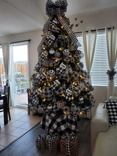 Black Gingham Christmas Tree, Black And White Checkered Christmas Tree, Black And White Christmas Tree Decor, Black And White Christmas Tree, Georgia Christmas, Black Christmas Tree Decorations, Christmas Tree Colour Scheme, Buffalo Check Christmas Decor, Sunflower Christmas