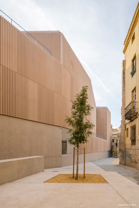 Wood Facade, Law Court, Wood Building, Thermal Comfort, Warm Colour Palette, Urban Spaces, Facade Architecture, Site Plan, The Building