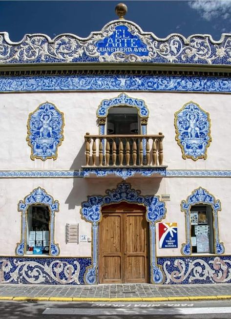 Sicilian Decor, Portuguese Restaurant, Spanish Home Decor, Unusual Buildings, Delft Tiles, Spanish Architecture, Roman Architecture, Store Interiors, Architecture Building Design