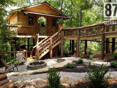 The 87Getaway Secluded Treehouse Escape Secluded Treehouse, Arkansas Road Trip, Arkansas Vacations, King Sized Bed, Treehouse Cabins, Arkansas Travel, Eureka Springs, Cabin In The Woods, Cabin Rentals