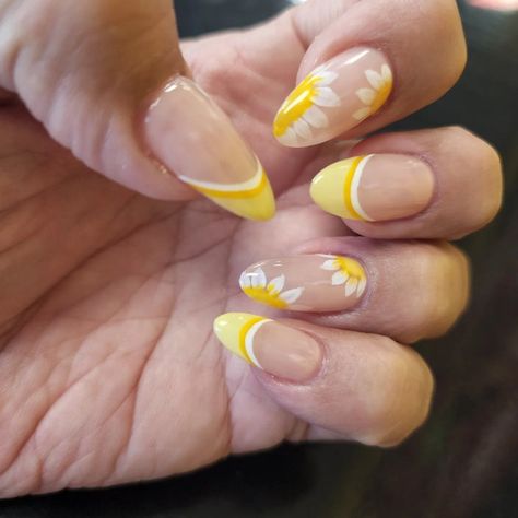 Yellow flowers, hand painted. Yellow, orange and white French tip. Yellow Flower Nails, White Nail Art, White French Tip, French Flowers, Blue Nail Art, Yellow Nails, Minimalist Nails, Floral Nails, French Tip Nails