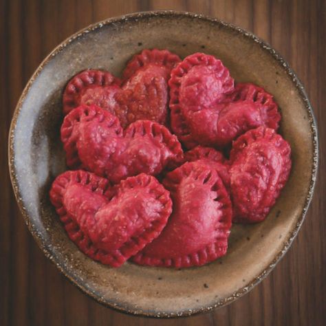 Heart Ravioli, Buah Bit, Crispy Oven Fried Chicken, Beet And Goat Cheese, Bacon Grilled Cheese, Beet Recipes, Pasta Fatta In Casa, Valentines Day Dinner, Valentines Day Food