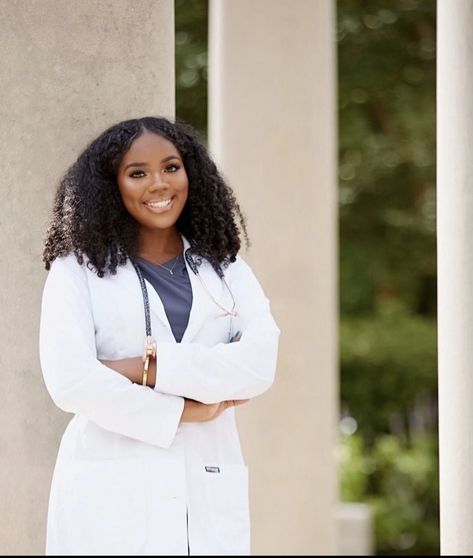 Black Women Doctorate, Howard Medical School, Physician Assistant Photoshoot, Black Dentist Women, White Coat Photoshoot Doctor, Pharmacy White Coat Ceremony, White Coat Pictures Medical, Medical School Photoshoot, Black Doctors Women