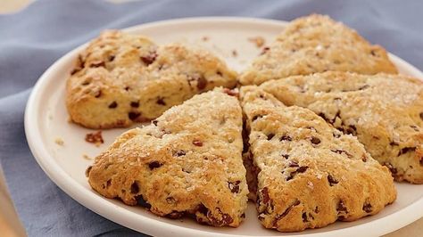 Mix up a little Bisquick® mix with whipping cream, egg and extras like chips and fruit, and you'll have melt-in-your-mouth coffee shop scones. Bisquick Scones, Walnut Scones, Hush Puppies Recipe, Cherry Scones, Cherry Bread, Bisquick Recipes, Buttermilk Recipes, Cherry Chocolate, Scones Recipe