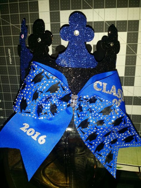 Class of 2016 Senior Crown Basic Academy with a Bow. Don't have to pin anymore..….. made this one! :) Senior Week Ideas, Senior Painted Jeans, Senior Year Diy, Disney Graduation Cap, Senior Crown Ideas, Funny Graduation Caps, Senior Year Fun, School Spirit Days, Spirit Days