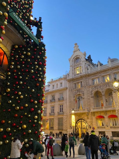 Christmas In Madrid Spain, Winter In Spain Aesthetic, Madrid Christmas Aesthetic, Madrid In Christmas, Madrid In Winter, Madrid Christmas, Madrid Spain Aesthetic, Spain Christmas, Christmas In Spain